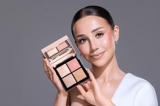 Sposób na makijaż na wiosnę 2025. Podkreśl policzki za jednym pociągnięciem pędzla 