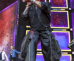 Michał Szpak tak się przejął na scenie, że zgubił mikrofon! Na szczęście nie był sam