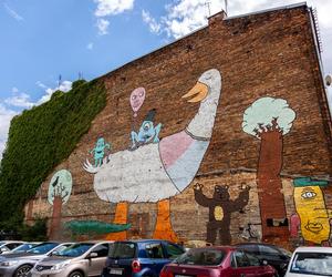 Najciekawsze murale w Warszawie. Gdzie można je oglądać? Co przedstawiają?