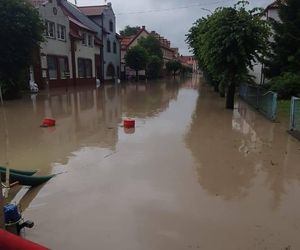 Zalane ulice, woda w budynkach. Dramatyczna sytuacja w Suchaczu i Tolkmicku