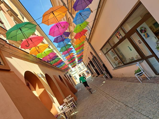 Tarnowskie Umbrella Sky na ul. Piekarskiej