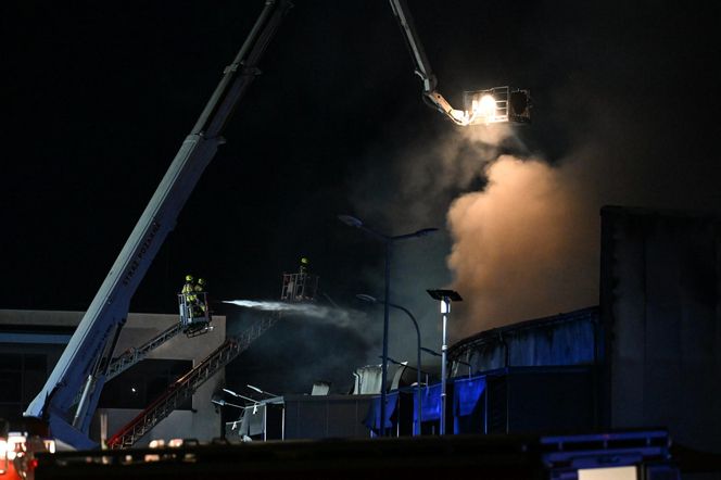 Pożar akumulatorowni na poddaszu zakładu przetwórstwa drobiu w Kawle