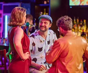 Na Wspólnej, odcinek 4085. Tymon (Łukasz Wójcik), pracownica (Klaudia Kulinicz)