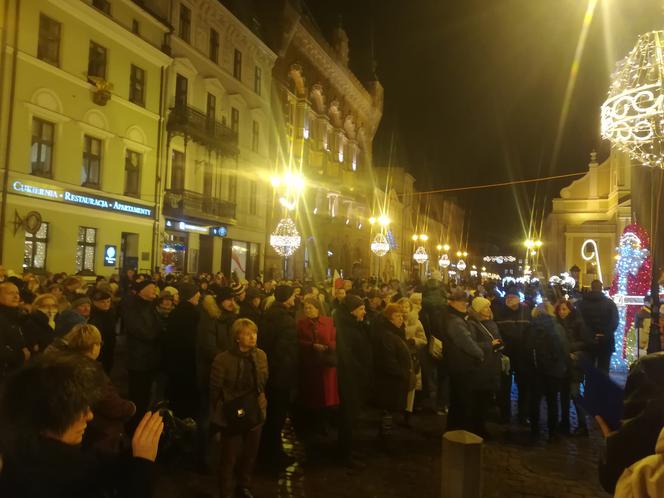 Manifestacja w obronie sądownictwa na Rynku Staromiejskim w Toruniu