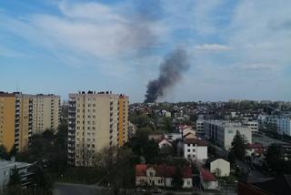 Kłęby czarnego dymu nad Krakowem. Strażacy walczą z ogniem na Puszkarskiej
