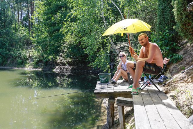 Jacek Rozenek z żoną i trzema "bestiami", syn Łącz bez koszulki, a Jarosińska - nieprzyzwoicie... skromna. Aktorzy łowią!