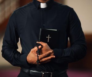 Zarobki księży w Polsce