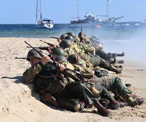 Turyści usłyszeli strzały, a czołgi wjechały na plaże. Zobaczcie zdjęcia z finałowej inscenizacji „Lądowanie na plaży”!