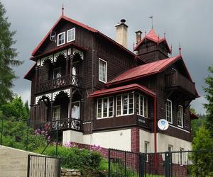 To jedna z najpiękniejszych willi w Małopolsce. Przed wojną było w niej kultowe sanatorium