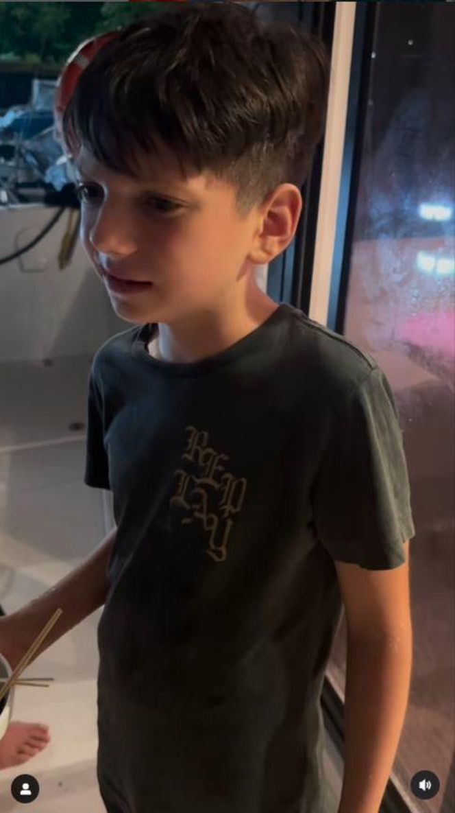Egzotyka wg Rutkowskich. Krzysztof junior zajada robaki jak chipsy