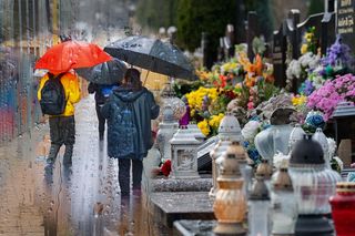 Taka będzie pogoda we Wszystkich Świętych. Tu 1 listopada zmień ciepły płaszcz na kurtkę przeciwdeszczową