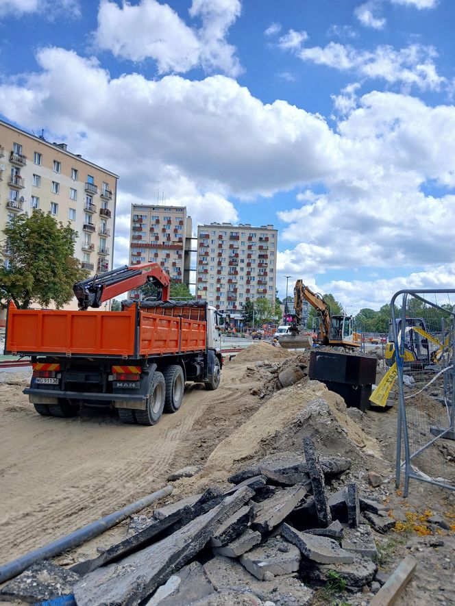 Budowa tramwaju do Dworca Zachodniego, skrzyżowanie ul. Grójeckiej i Bitwy Warszawskiej 1920 Roku