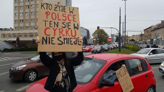 Głośno na Starym Rynku i blokada ulic. Kolejny dzień protestów w Bydgoszczy [WIDEO, ZDJĘCIA]