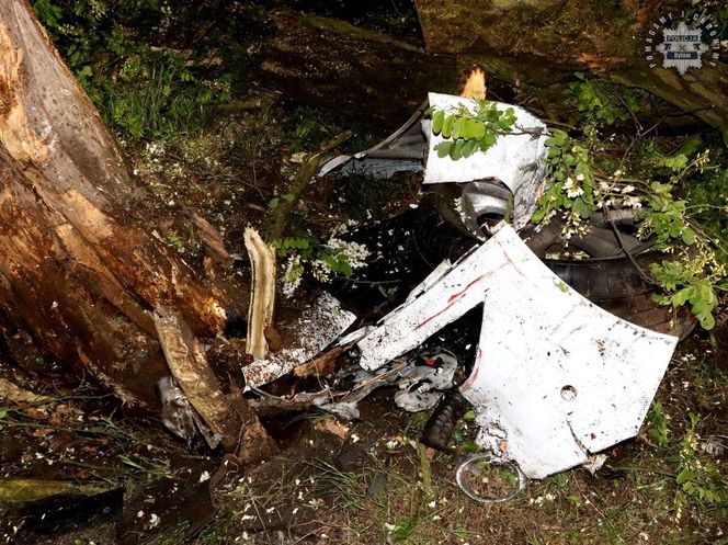 Bytom. 44-latek roztrzaskał auto na drzewie. Ford został zmiażdżony