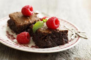 Brownie - czekoladowe ciasto z malinami