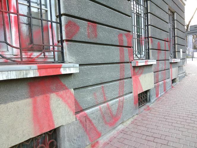 Tarnów. Siedziba urzędu miasta ZDEWASTOWANA. Ktoś namalował napis: "politycy to k****"