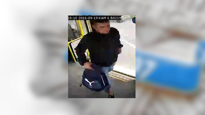 Ten mężczyzna uderzył w tramwaju starszego człowieka!
