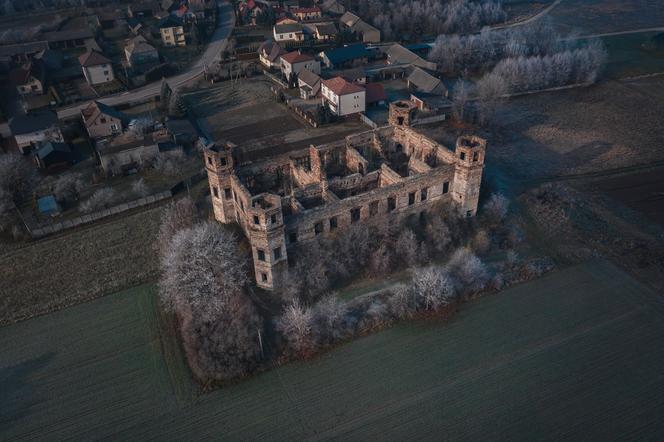 Pałac Tarłów w Podzamczu Piekoszowskim k. Piekoszowa
