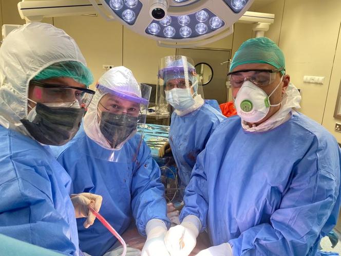 Zespół operacyjny w trakcie transplantacji.