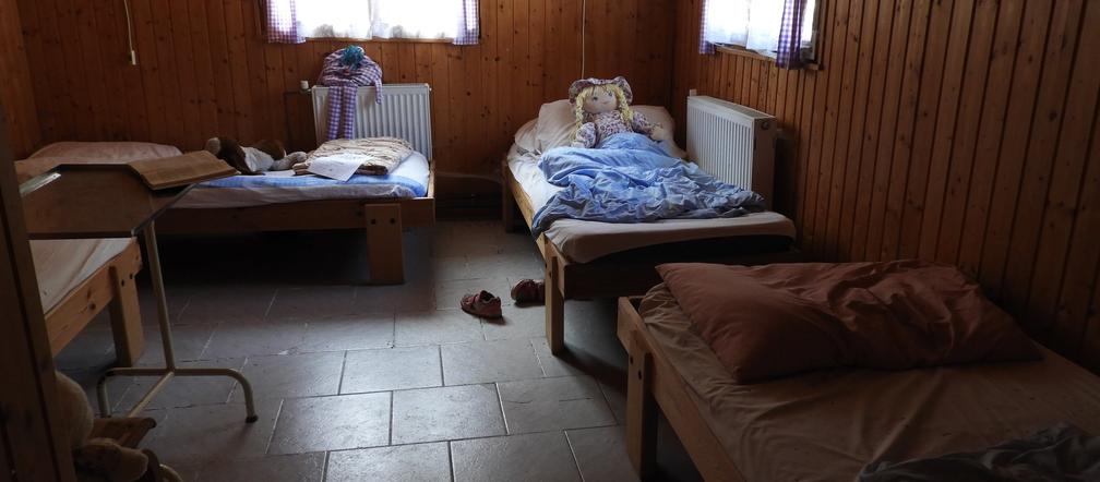 Lalka śpiąca w łóżku i urządzenia rehabilitacyjne. Co znajduje się w opuszczonym sanatorium przy polskiej granicy! [ZDJĘCIA]