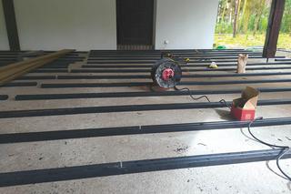 Układanie podłogi z legarów na tarasie betonowym