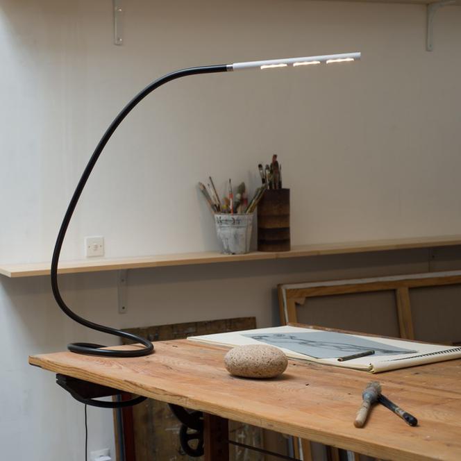 Lampa na biurko na giętkim ramieniu