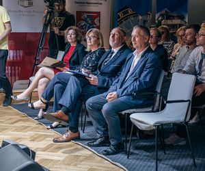 Decyzją Kapituły Nagrodę Główną w Konkursie zdobyła Dorota Filipiak za książkę  „Bug z Tobą. Historie o życiu i śmierci na wsi nadbużańskiego Podlasia”