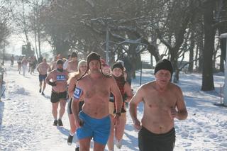 „Im mniej ubrań tym lepiej” Nad Zalewem Zembrzyckim w Lublinie odbył się „bieg na golasa”! 