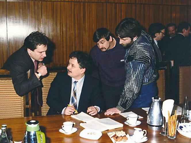 Lech Kaczyński podczas rozmów w Magdalence we wrześniu 1988, na zdjęciu towarzyszą mu (od lewej): Aleksander Kwaśniewski, Alojzy Pietrzyk i Władysław Frasyniuk