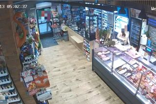 Wpadł do sklepu z maczetą w ręce. Ludzie w panice schowali się na zapleczu