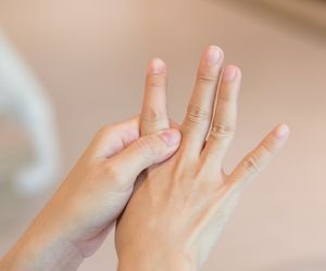 Palec trzaskający – objawy, leczenie i rehabilitacja