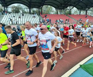 Pomaganie przez bieganie w Łomży. Za nami 7. PKO Bieg Charytatywny! ZDJĘCIA