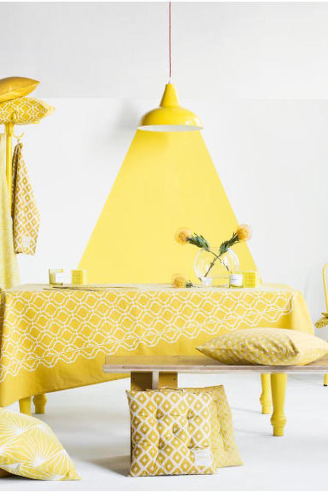 Dekoracja stołu na wiosnę w kolorze żółtym