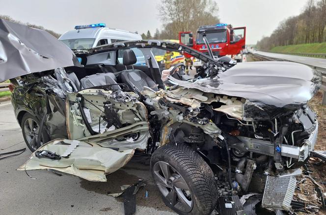 Potężny SUW roztrzaskał się o przyczepę ciężarówki. Co z kierowcą? 