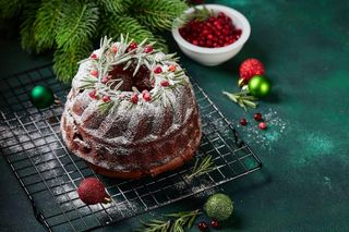 Od kiedy znam ten przepis, na Boże Narodzenie piekę tylko tę babkę. Jest wyśmienita i najeżona bakaliami 