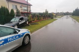 Był tak spragniony, że „setkę” i trzy piwa wypił pod sklepem. SKOŃCZYŁ NA PŁOCIE!