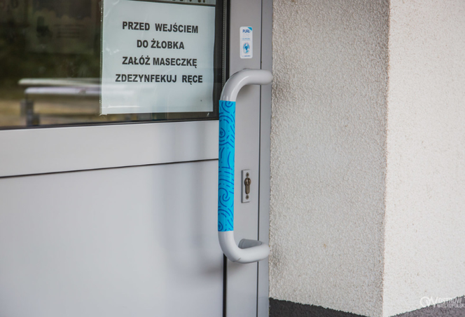 Folia POKONA koronawirusa? Ostrów pierwszym miastem na świecie, który wierzy w jej skuteczność [ZDJĘCIA]