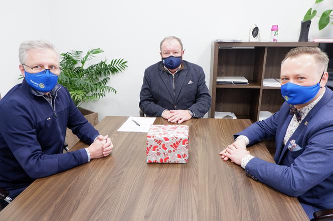 Rotarianie – Robert Bodendorf i Piotr Jankowski przekazali wyposażenie na ręce dyrektora szpitala Andrzeja Kondaszewskiego