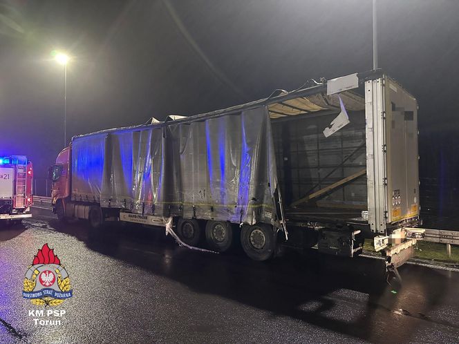 Wypadek pod Toruniem. Znicze wysypały się na drogę