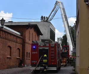 Pożar dachu budowanego budynku straży pożarnej. Zdjęcia z miejsca zdarzenia
