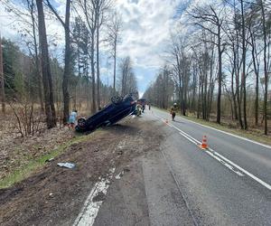 Pod Lubienią dachowało auto osobowe. Jedna osoba poszkodowana