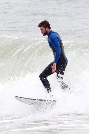 Liam Hemsworth surfuje