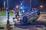 Poważny wypadek na Placu Pokoju Toruńskiego. Auto dachowało