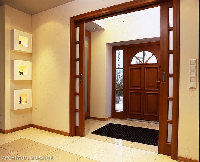 Wygodne wejście do domu. Zwróć uwagę na strefę wejścia