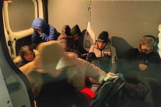 Strażnicy zatrzymali kuriera i jego przesyłkę. Na pace przewoził nie tylko paczki