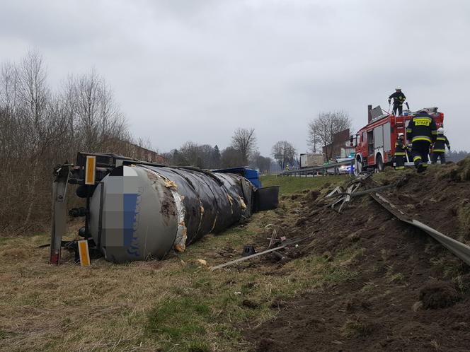 Cysterna z płynnym asfaltem wypadła z drogi