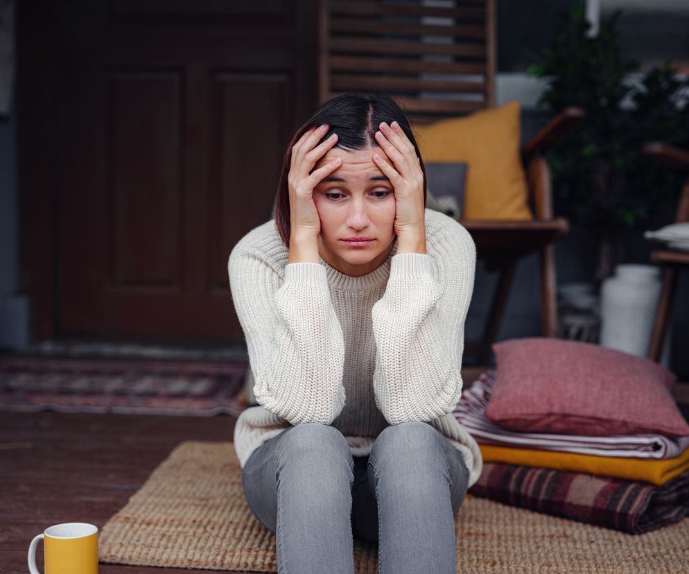 Zmartwiona kobieta siedzi na schodach