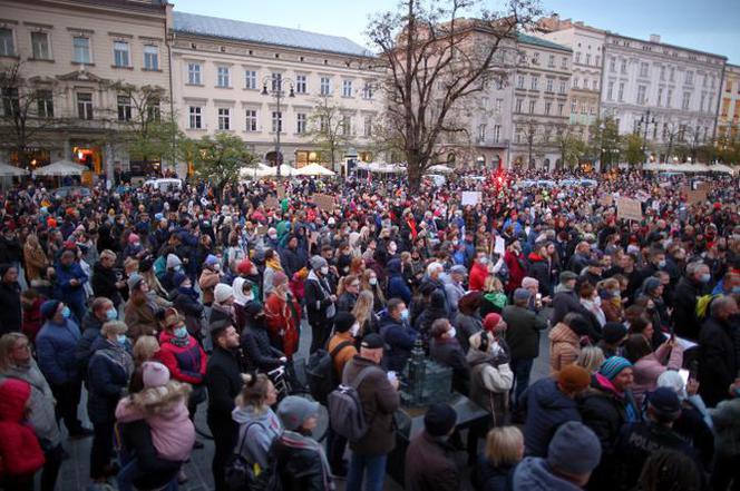 "Ani jednej więcej". Kolejny dzień protestów. Ulicami Krakowa przeszedł tłum ludzi [ZDJĘCIA]