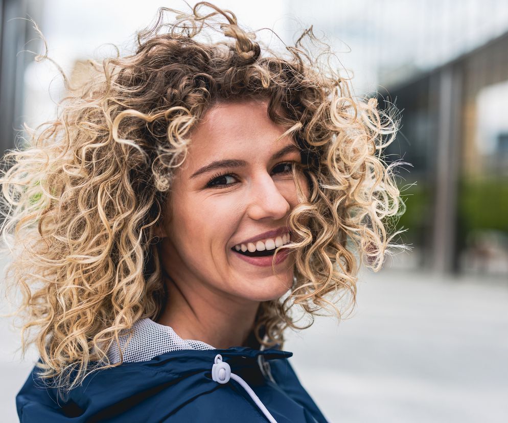 kobieta z kręconymi włosami