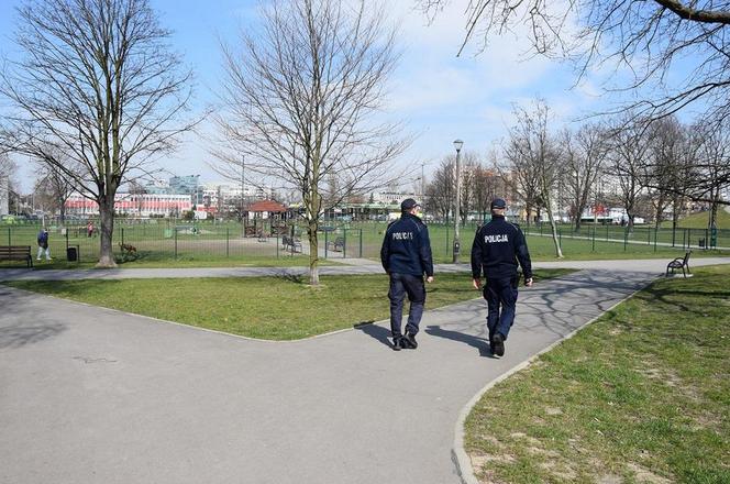 Krakowska policja kontroluje komunikację miejską, parki i skwery